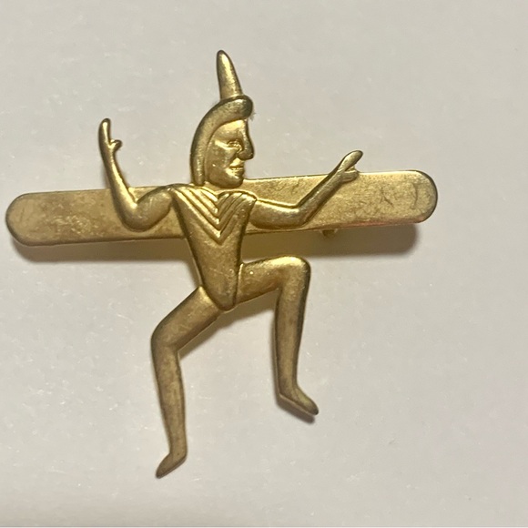 Gold Girl Guides Brownies Sprite Pin Badge 80s Vintage Metal Uniform Pin - Picture 1 of 7